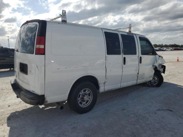 1GCGG25V271206600 - 2007 CHEVROLET EXPRESS G2 WHITE photo 3