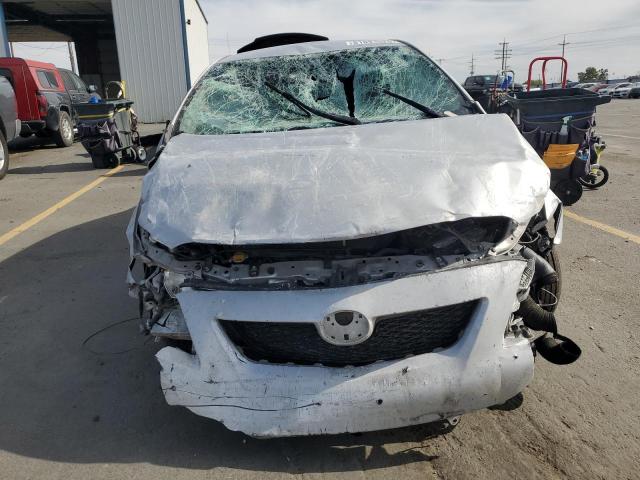 1NXBU4EE2AZ238575 - 2010 TOYOTA COROLLA BASE Сріблястий фото 5