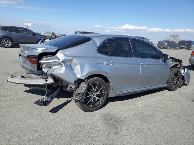 4T1G11AK8NU669632 - 2022 TOYOTA CAMRY SE 银色 照片 3