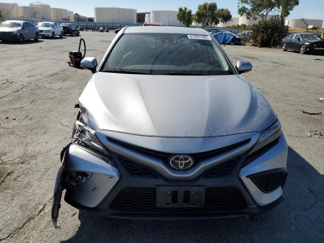 4T1G11AK8NU669632 - 2022 TOYOTA CAMRY SE 银色 照片 5