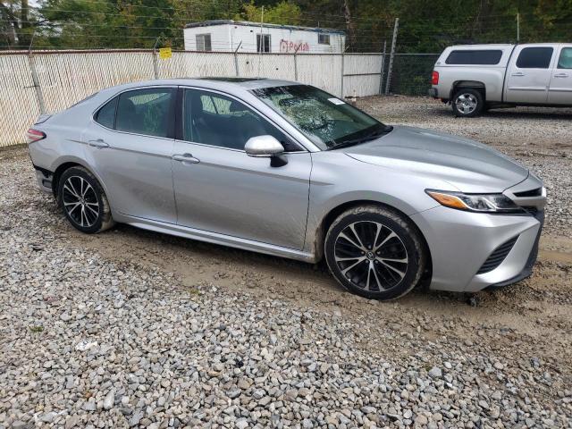 4T1B11HK2JU061955 - 2018 TOYOTA CAMRY L ვერცხლისფერი ფოტო 4