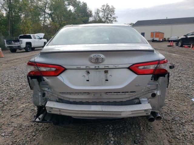 4T1B11HK2JU061955 - 2018 TOYOTA CAMRY L ვერცხლისფერი ფოტო 6