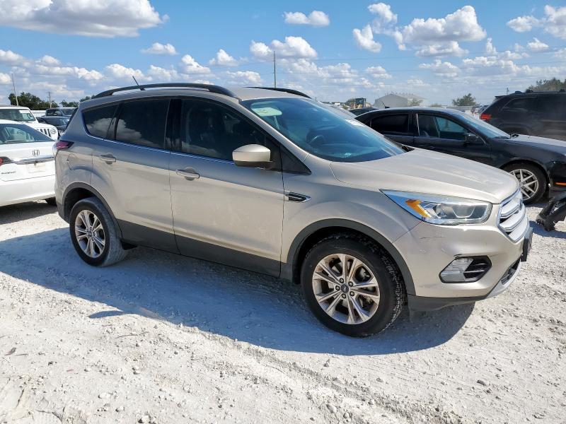 1FMCU9HD0JUA99342 - 2018 FORD ESCAPE SEL ბეჟი ფოტო 4