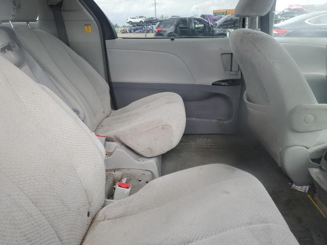 5TDKK3DC2CS191155 - 2012 TOYOTA SIENNA LE GRAY photo 11