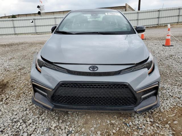 5YFS4MCE5NP135953 - 2022 TOYOTA COROLLA SE ნაცრისფერი ფოტო 5