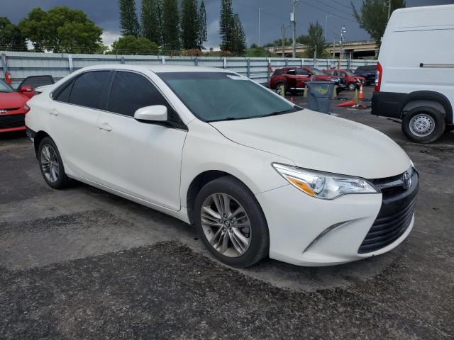 4T1BF1FK5HU312031 - 2017 TOYOTA CAMRY LE WHITE photo 4