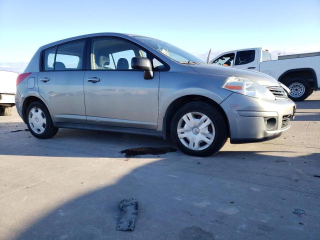 3N1BC1CP8AL389458 - 2010 NISSAN VERSA S GRAY photo 4