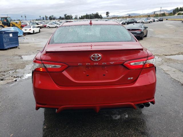 4T1G11AKXLU345661 - 2020 TOYOTA CAMRY SE RED photo 6