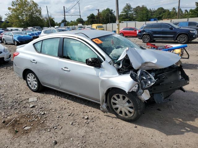 3N1CN7AP1JK402805 - 2018 NISSAN VERSA S ვერცხლისფერი ფოტო 4