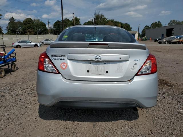 3N1CN7AP1JK402805 - 2018 NISSAN VERSA S ვერცხლისფერი ფოტო 6