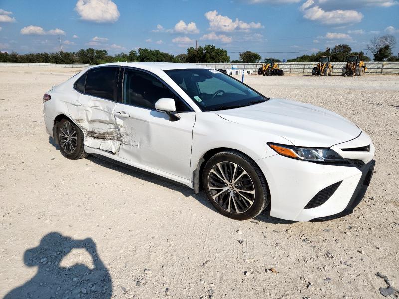 4T1M11AK7LU979318 - 2020 TOYOTA CAMRY SE WHITE photo 4