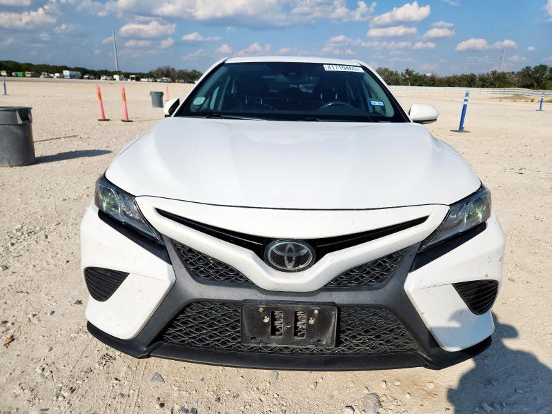 4T1M11AK7LU979318 - 2020 TOYOTA CAMRY SE WHITE photo 5