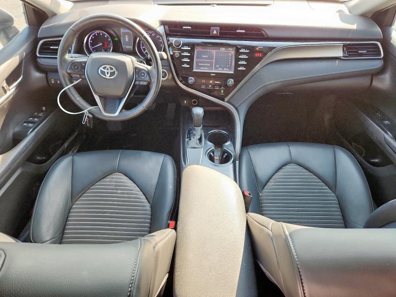 4T1M11AK7LU979318 - 2020 TOYOTA CAMRY SE WHITE photo 8