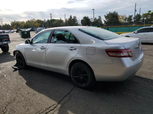 4T4BF3EK8BR117972 - 2011 TOYOTA CAMRY BASE Srebrny zdjęcie 2