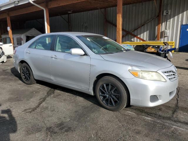 4T4BF3EK8BR117972 - 2011 TOYOTA CAMRY BASE Srebrny zdjęcie 4