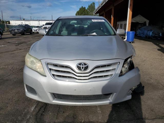4T4BF3EK8BR117972 - 2011 TOYOTA CAMRY BASE Srebrny zdjęcie 5