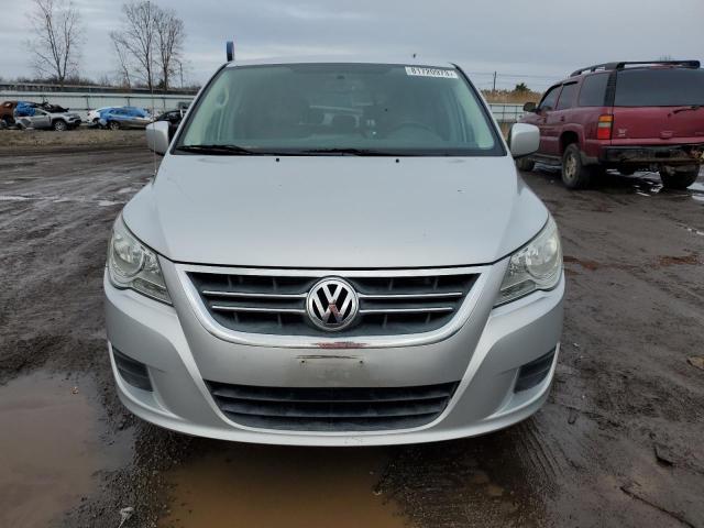 2V4RW3D14AR395436 - 2010 VOLKSWAGEN ROUTAN SE SILVER photo 5