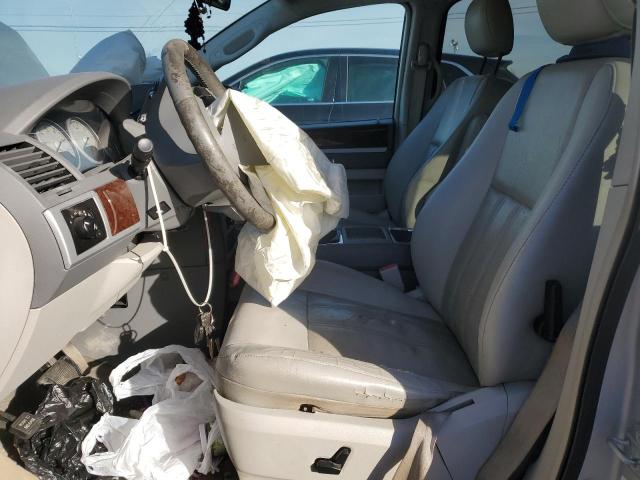 2A4RR5D16AR120982 - 2010 CHRYSLER TOWN & COU TOURING SILVER photo 7