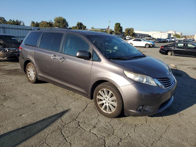 5TDDK3DC5BS004255 - 2011 TOYOTA SIENNA XLE Grau Foto 4