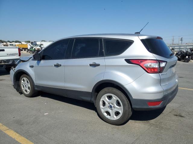 1FMCU0F78JUB20561 - 2018 FORD ESCAPE S فضي صورة 2