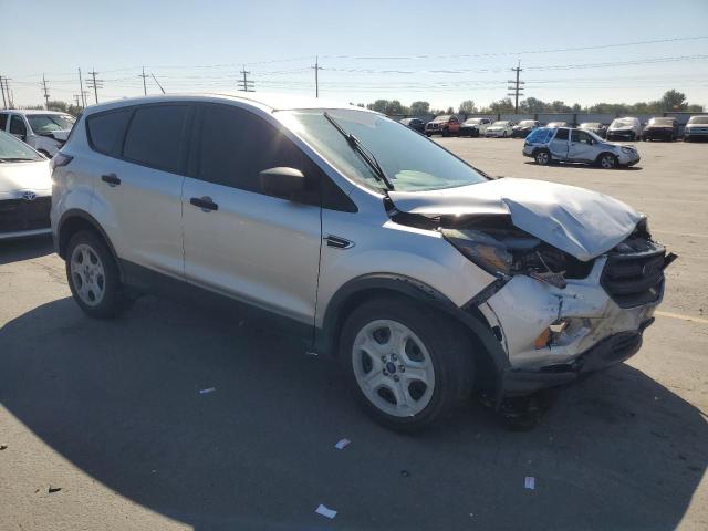 1FMCU0F78JUB20561 - 2018 FORD ESCAPE S فضي صورة 4