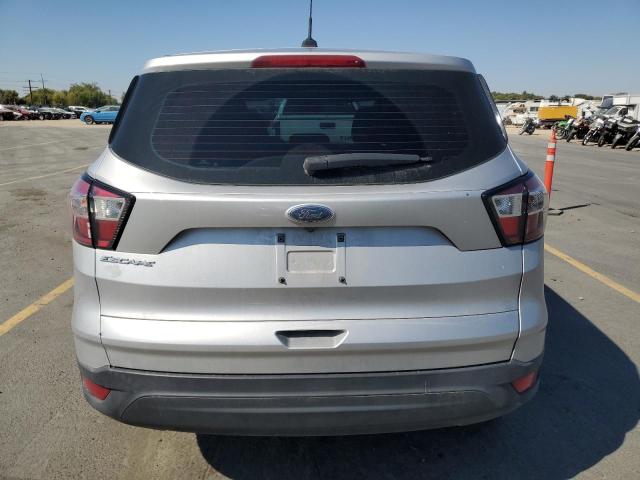 1FMCU0F78JUB20561 - 2018 FORD ESCAPE S فضي صورة 6