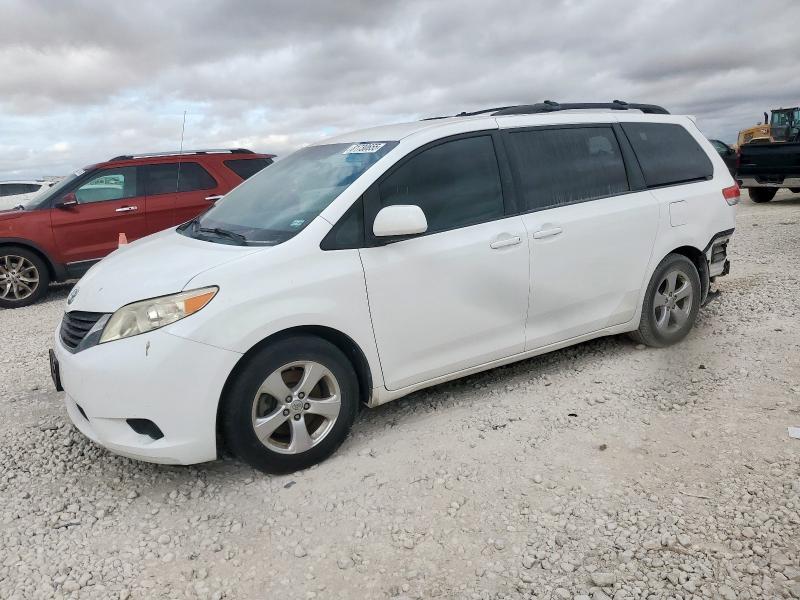 2013 TOYOTA SIENNA LE, 
