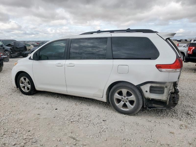 5TDKK3DCXDS304562 - 2013 TOYOTA SIENNA LE أبيض صورة 2