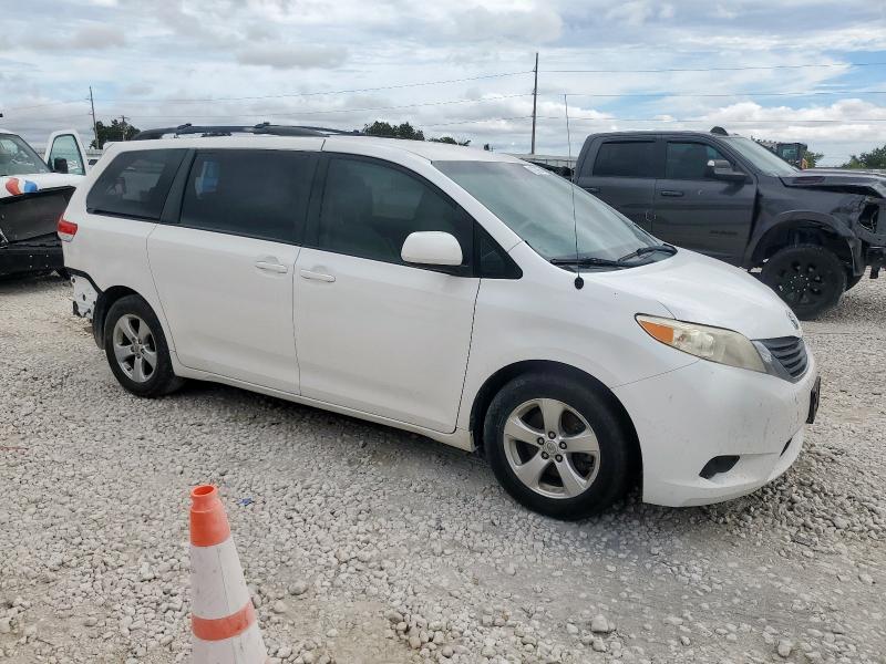 5TDKK3DCXDS304562 - 2013 TOYOTA SIENNA LE أبيض صورة 4