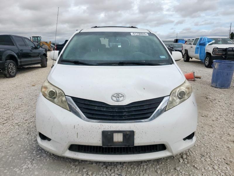5TDKK3DCXDS304562 - 2013 TOYOTA SIENNA LE أبيض صورة 5