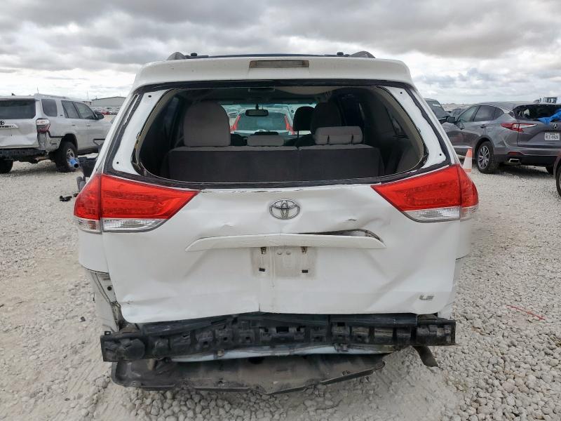 5TDKK3DCXDS304562 - 2013 TOYOTA SIENNA LE أبيض صورة 6
