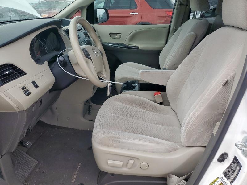 5TDKK3DCXDS304562 - 2013 TOYOTA SIENNA LE أبيض صورة 7