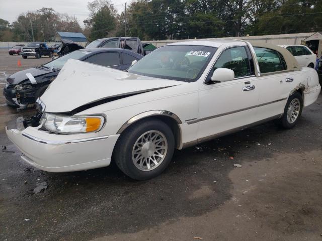 1LNHM82W8YY790759 - 2000 LINCOLN TOWN CAR SIGNATURE WHITE photo 1