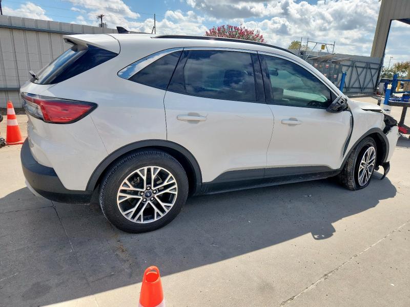 1FMCU0H67LUA31300 - 2020 FORD ESCAPE SEL WHITE photo 3