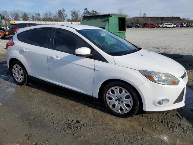 1FAHP3K26CL443454 - 2012 FORD FOCUS SE WHITE photo 4