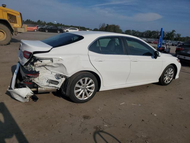 4T1B11HK3JU132452 - 2018 TOYOTA CAMRY L თეთრი ფოტო 3