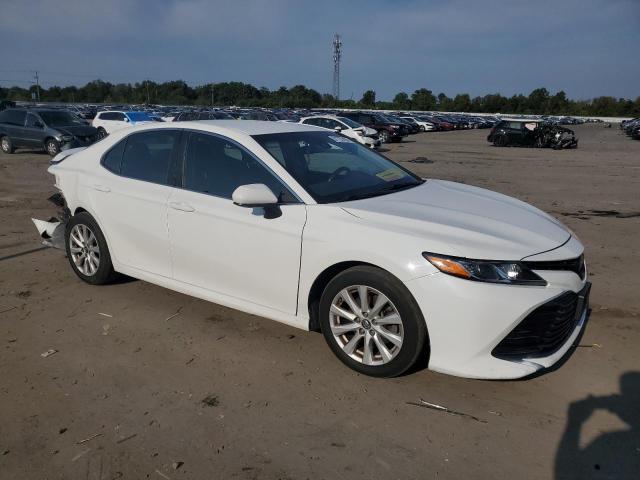 4T1B11HK3JU132452 - 2018 TOYOTA CAMRY L თეთრი ფოტო 4