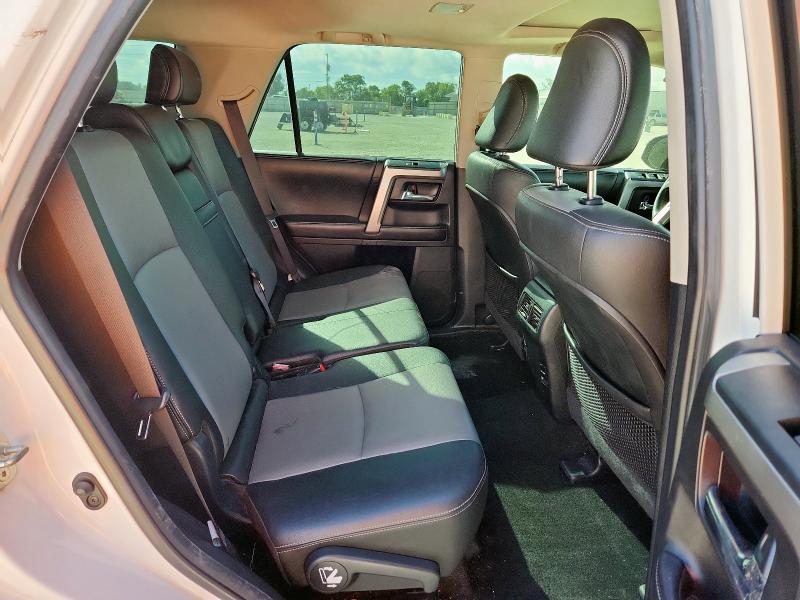 JTEZU5JR2G5118209 - 2016 TOYOTA 4RUNNER SR5 WHITE photo 11