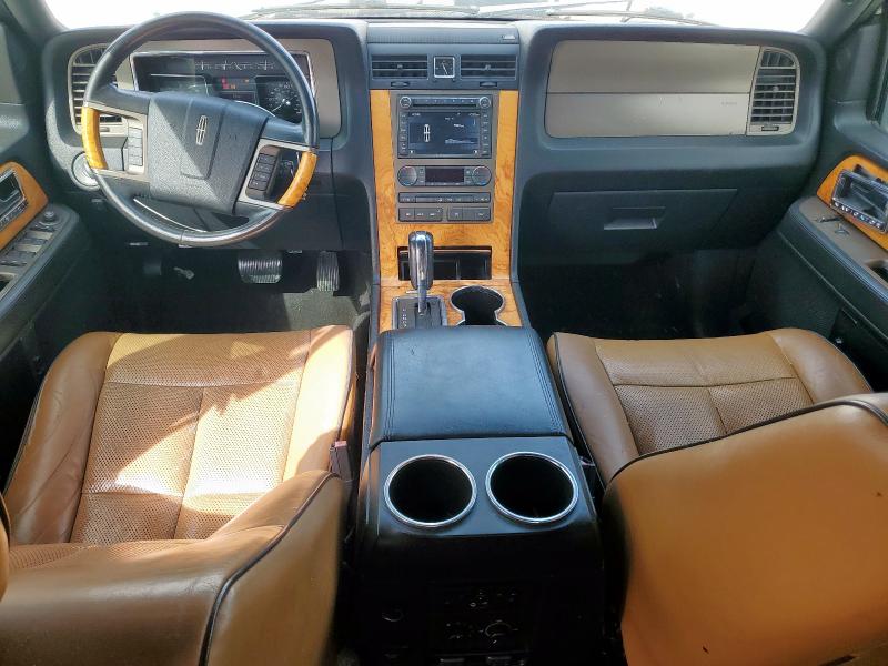 5LMJJ2H52BEJ01570 - 2011 LINCOLN NAVIGATOR WHITE photo 8