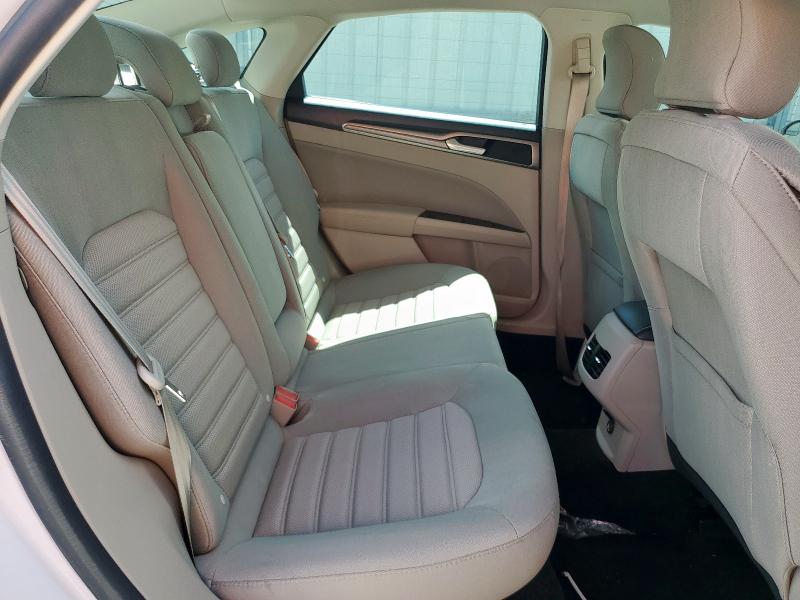 3FA6P0HD8JR180395 - 2018 FORD FUSION SE WHITE photo 10