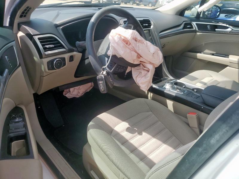 3FA6P0HD8JR180395 - 2018 FORD FUSION SE WHITE photo 8