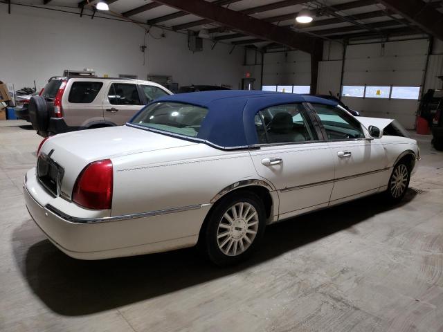 1LNHM82W83Y633578 - 2003 LINCOLN TOWN CAR SIGNATURE WHITE photo 3