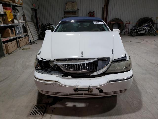 1LNHM82W83Y633578 - 2003 LINCOLN TOWN CAR SIGNATURE WHITE photo 5