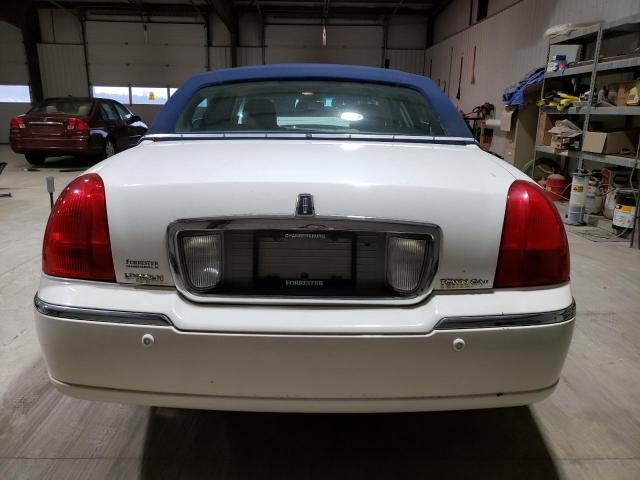 1LNHM82W83Y633578 - 2003 LINCOLN TOWN CAR SIGNATURE WHITE photo 6