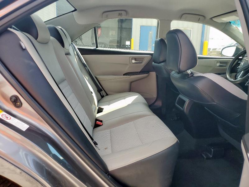 4T1BF1FK3HU307054 - 2017 TOYOTA CAMRY LE ნაცრისფერი ფოტო 10