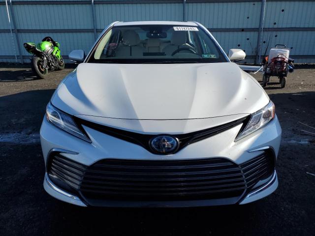 4T1F31AK8NU043634 - 2022 TOYOTA CAMRY XLE WHITE photo 5