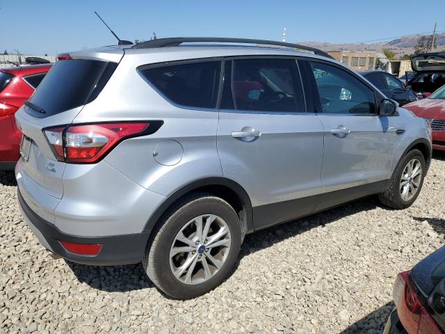 1FMCU9GD2JUC60548 - 2018 FORD ESCAPE SE Silber Foto 3