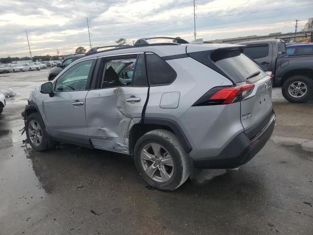 2T3W1RFV0PW296013 - 2023 TOYOTA RAV4 XLE 银色 照片 2