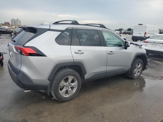 2T3W1RFV0PW296013 - 2023 TOYOTA RAV4 XLE 银色 照片 3