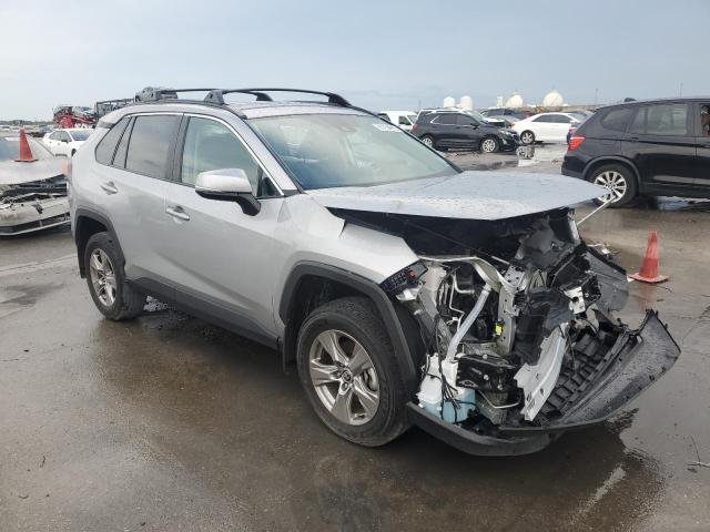 2T3W1RFV0PW296013 - 2023 TOYOTA RAV4 XLE 银色 照片 4